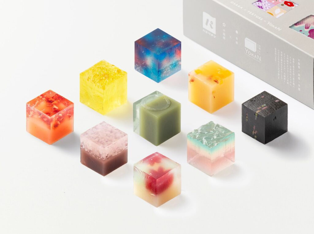 カンダイパンセマルシェのECサイトで夏ギフト期間限定販売のキューブ型ようかん「大阪ええYOKANパビリオン」9個入りの中身をテーブルに並べています