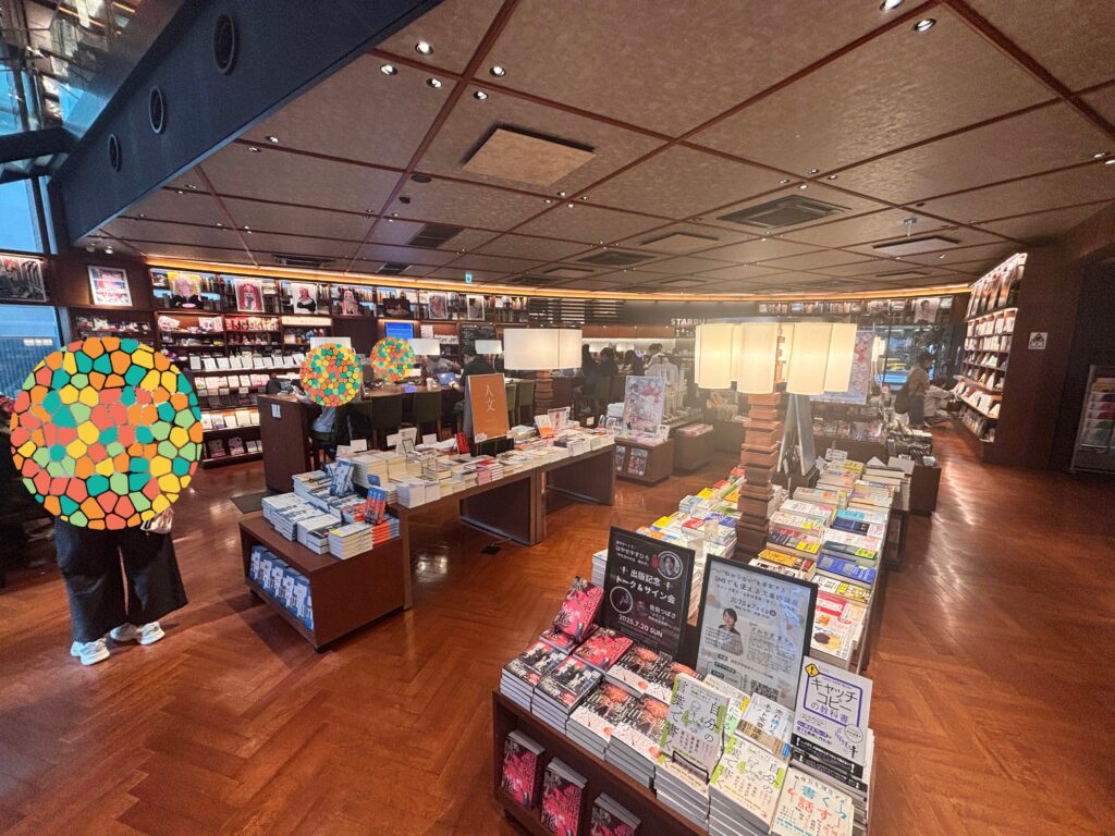 TSUTAYA店内の全景の写真。