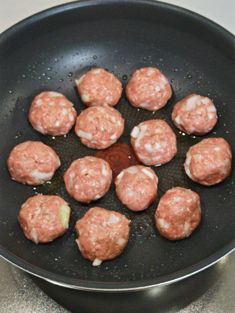 焼く前のミートボールをフライパンに並べた写真