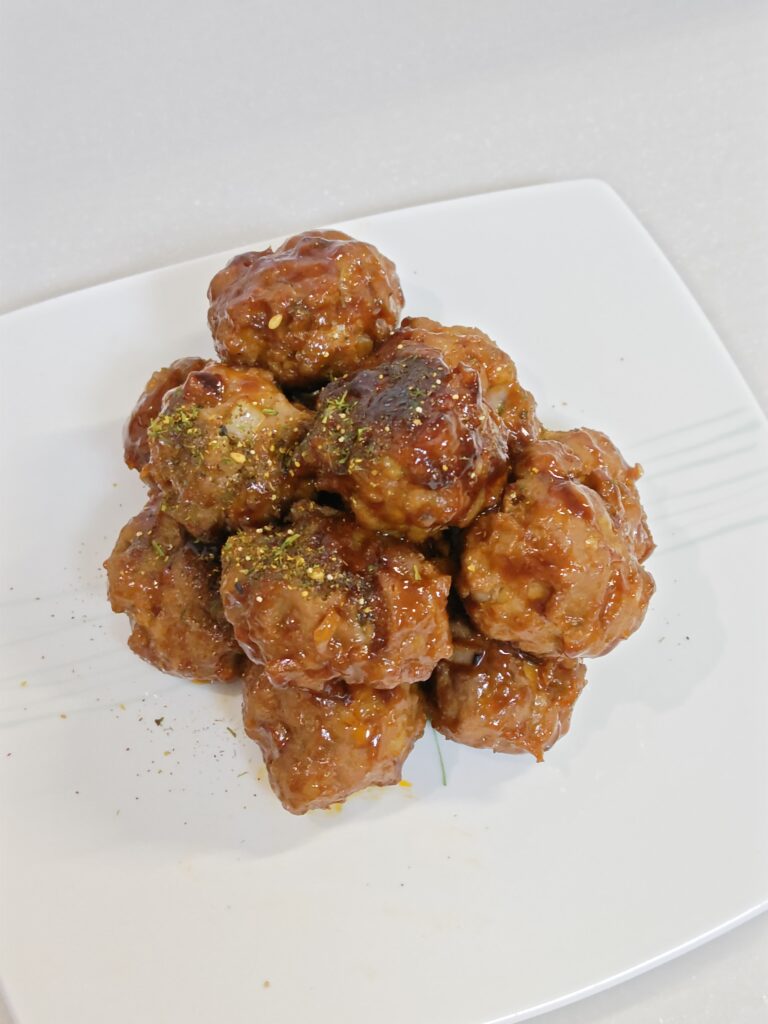 蒸し焼きミートボールを白の四角いお皿に高く盛り付けた写真