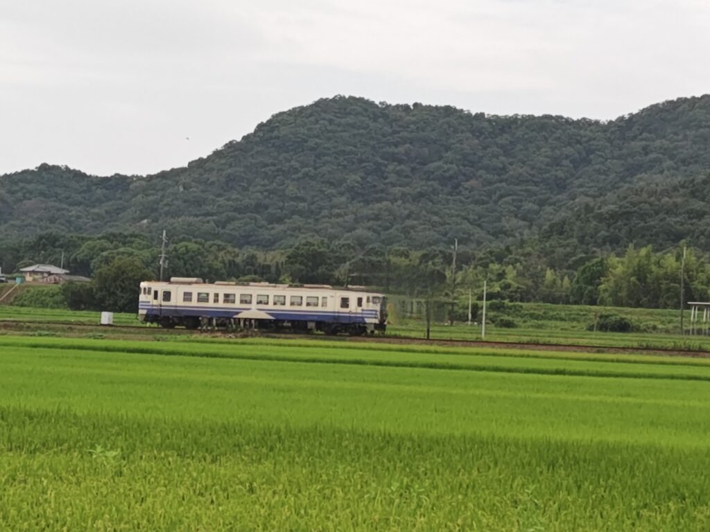田園風景の中を、北条鉄道のキハ40が1車両で走り抜けていく写真