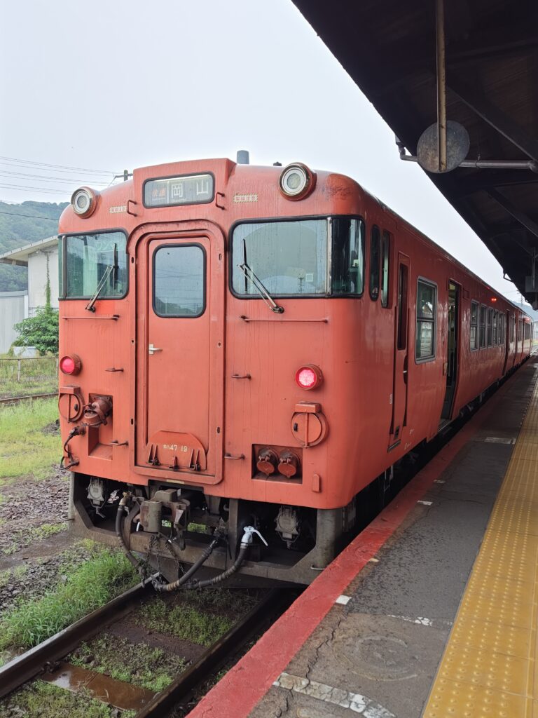 JR津山線の津山駅ホームに停車中の車両キハ47。車両は赤オレンジ色で、通称たらこと呼ばれて鉄道ファンに愛されている。