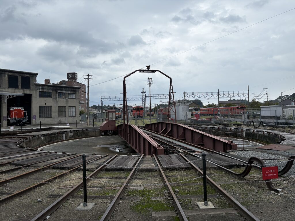 曇り空の下、岡山県津山市にある鉄道史博物館「津山まなびの鉄道館」の中央に展示されている鉄道記念物の「転車台」。1936年に作られた当時は、機関車の方向転換と併せて機関車を機関車庫へ収納する際に使用された。