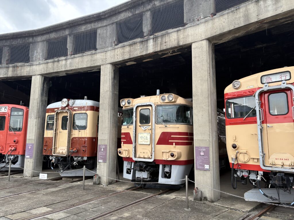 岡山県津山市にある鉄道史博物館「津山まなびの鉄道館」に展示されている希少車両。左から、キハ33形気動車、キハ52形気動車、キハ181形気動車（旧式やくも）、キハ58形気動車。