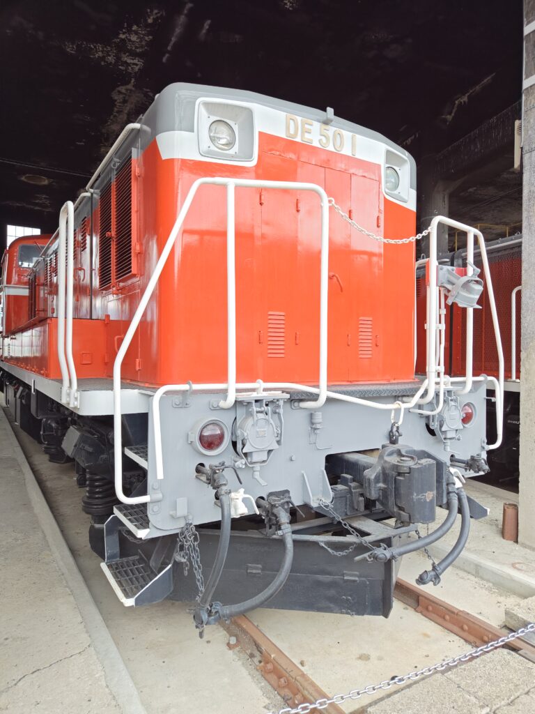 岡山県津山市にある鉄道史博物館「津山まなびの鉄道館」に展示されている希少車両「DE50形ディーゼル機関車」。2000PSの大馬力期間を搭載して登場したが、使用予定線区の急速な電化などにより1車両のみの製造となった。