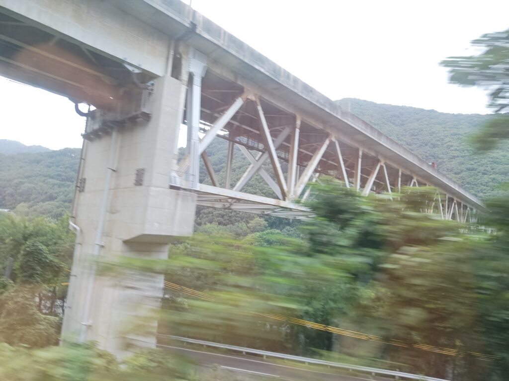 岡山県。JR津山線に乗車中、車窓からの風景。旭川にかかる橋。
