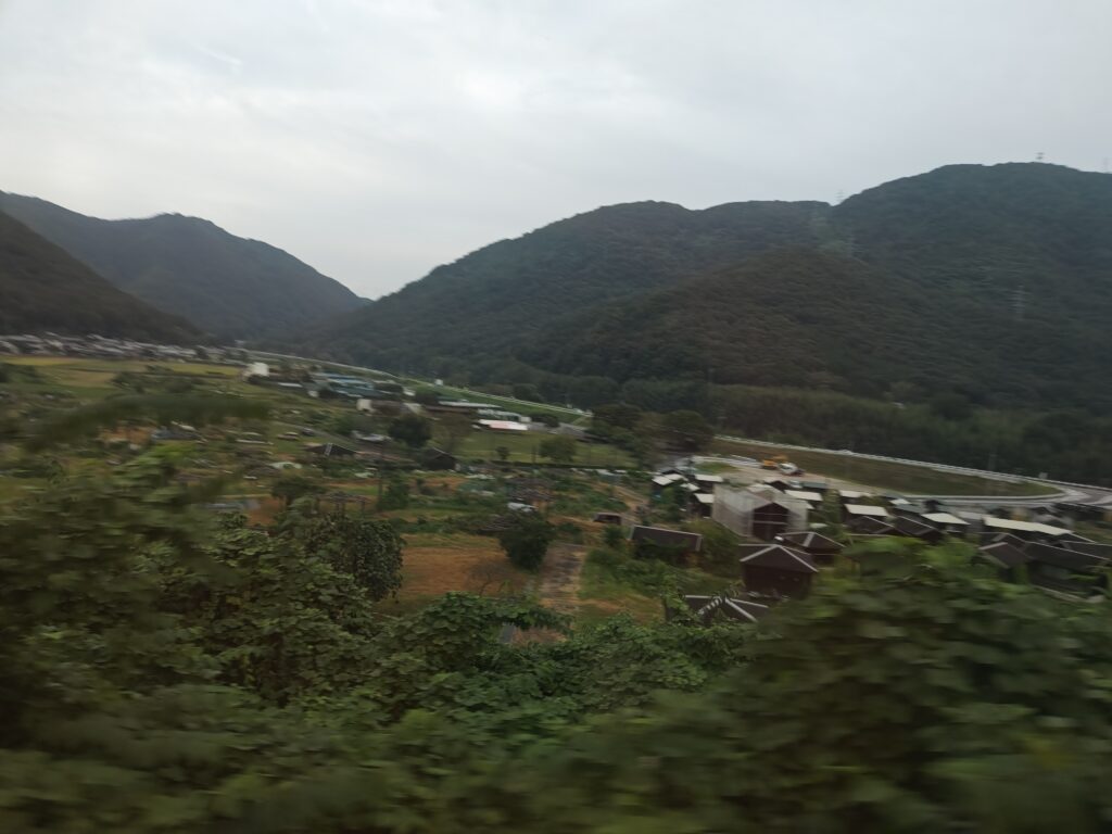 岡山県。JR津山線に乗車中の車窓からの景色。岡山市の市民農園「牧山クラインガルテン」の小屋たち。