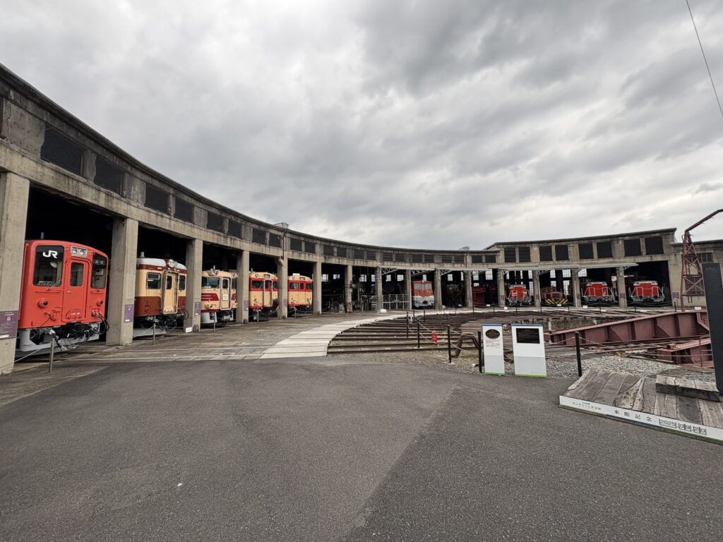 岡山県津山市に、1936年に建てられた機関車庫を改装してできた鉄道史博物館『津山まなびの鉄道館』。中心にある転車台に向かって、13両の昔の機関車、D51蒸気機関車をはじめ、キハ33形やキハ58形などの希少車両が扇形に並ぶ。