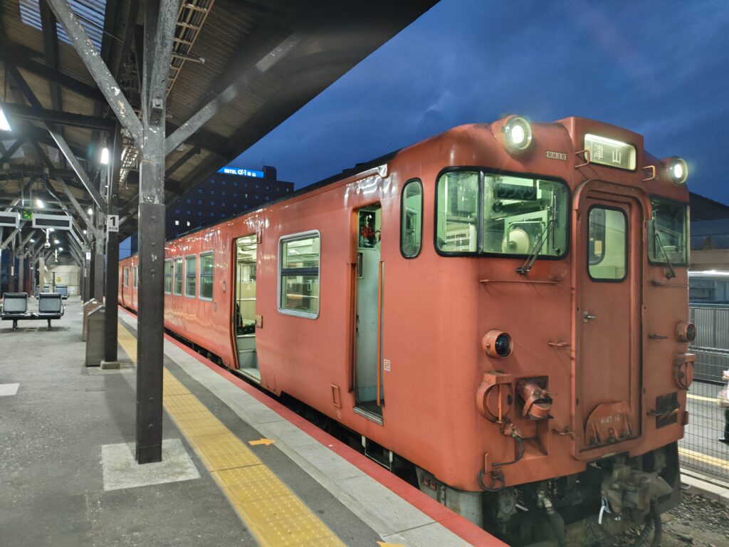 岡山県津山市のJR津山駅ホームにて。暮れなずむ青空と、たらこ色のキハ47の2車両。