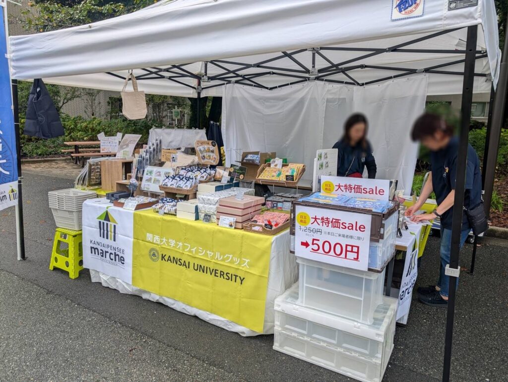 ①カンダイパンセマルシェの商品を並べるスタッフ