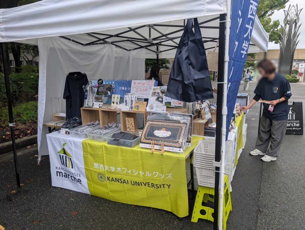 ②カンダイパンセマルシェの商品を並べるスタッフ