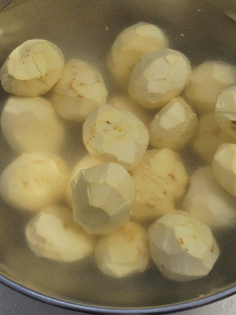 水を張ったボウルに、鬼皮と渋皮を丁寧に剥いた生栗、約18粒を浸けています