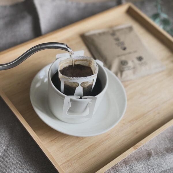 ドリップコーヒーを注ぐ