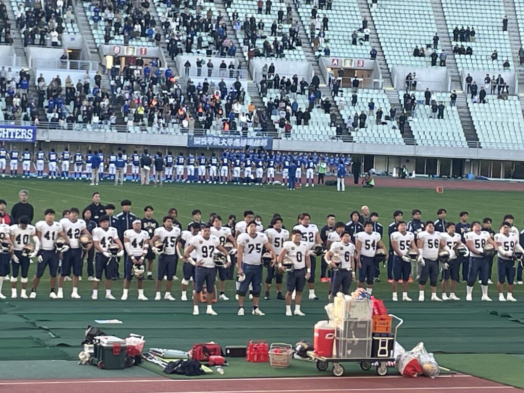 エール交換で、学歌斉唱する関西大学アメリカンフットボール部の選手たち。
