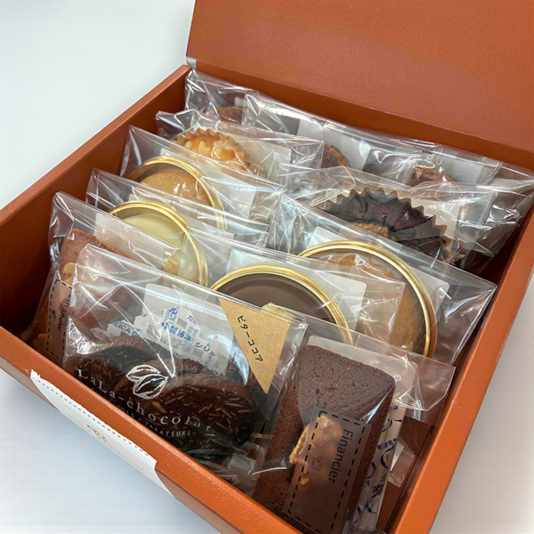 ギフトボックスにぎっしり詰まった「冬季限定！ララショコラ 焼菓子詰め合わせ・関大セレクト」