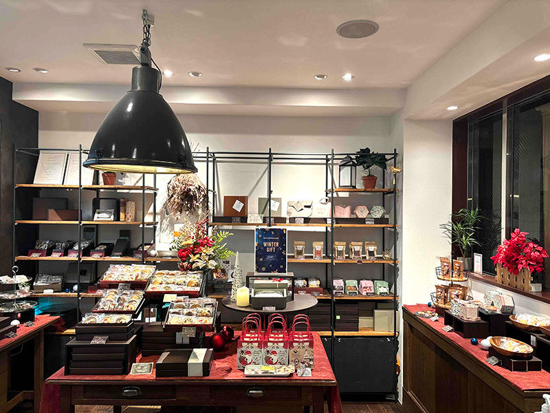 阪急高槻市駅前にあるチョコレートと焼菓子の専門店
「LaLa-Chocolate(ララショコラ)」の店内風景。手作りの焼菓子やチョコレートなどのスイーツが並んでいます。