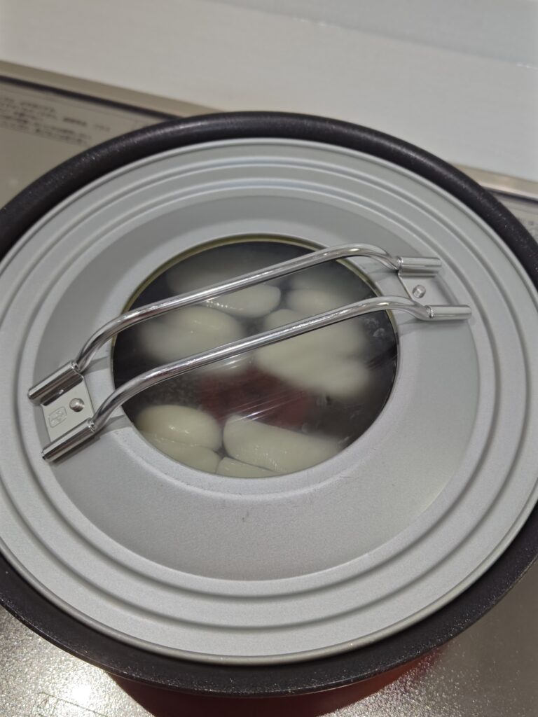 丸もちを７～８枚ほどにうすく切って、フライパンに並べ、水を加え、フタをして弱火で蒸し焼きした写真です。