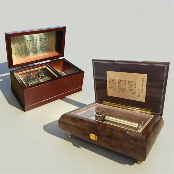 金色の歌詞プレートが輝く、関西大学オリジナルの学歌オルゴール2種（23弁・50弁）